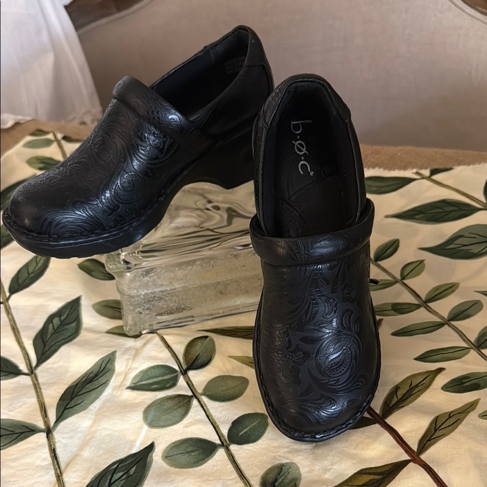 Black Leather Clogs with Rounded Toe and Slip-On Design